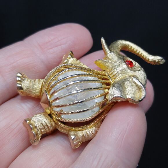 Vintage 1960s Elephant Brooch, Up Turned Trunk, Caged Rivoli Crystal Belly - Picture 10 of 10
